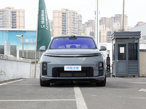 理想L8 实车图 2